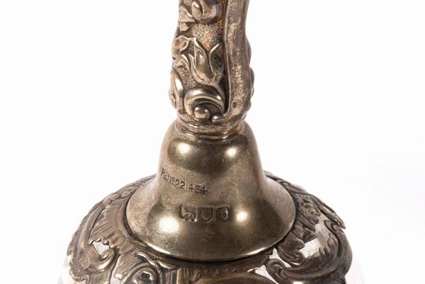 Lotto composto da tre campanelli in argento, Londra, Inghilterra secoli XIX - XX  - Asta Incanti d'arte - Associazione Nazionale - Case d'Asta italiane