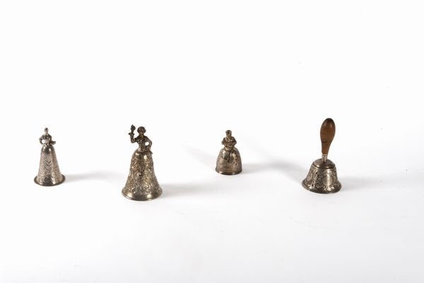 Lotto composto da quattro campanelli in argento, Londra, Inghilterra secoli XIX - XX  - Asta Incanti d'arte - Associazione Nazionale - Case d'Asta italiane