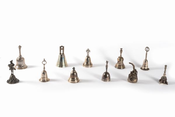 Lotto composto da undici campanelli in argento, secolo XX  - Asta Incanti d'arte - Associazione Nazionale - Case d'Asta italiane