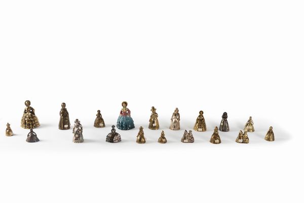 Lotto composto da diciannove campanelli in bronzo dorato, argentato e policromo, secolo XX  - Asta Incanti d'arte - Associazione Nazionale - Case d'Asta italiane