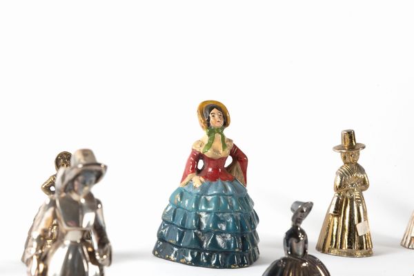 Lotto composto da diciannove campanelli in bronzo dorato, argentato e policromo, secolo XX  - Asta Incanti d'arte - Associazione Nazionale - Case d'Asta italiane