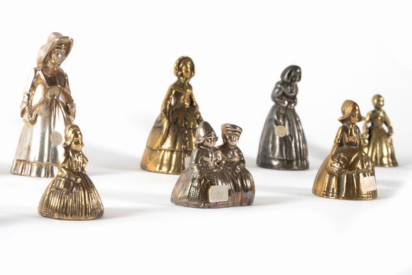 Lotto composto da diciannove campanelli in bronzo dorato, argentato e policromo, secolo XX  - Asta Incanti d'arte - Associazione Nazionale - Case d'Asta italiane