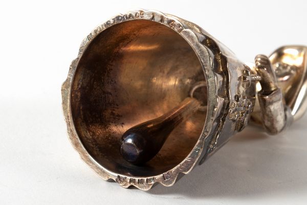 Lotto composto da diciannove campanelli in bronzo dorato, argentato e policromo, secolo XX  - Asta Incanti d'arte - Associazione Nazionale - Case d'Asta italiane