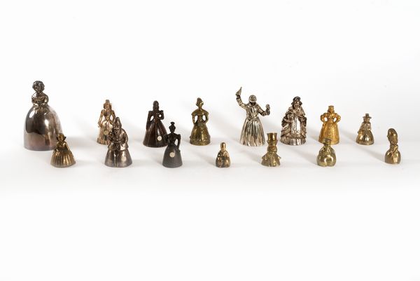 Lotto composto da quattordici campanelli in bronzo dorato e argentato, secolo XX  - Asta Incanti d'arte - Associazione Nazionale - Case d'Asta italiane