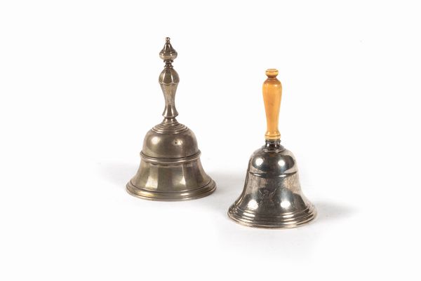 Due campanelli in argento, Londra, Inghilterra inizi secolo XX  - Asta Incanti d'arte - Associazione Nazionale - Case d'Asta italiane