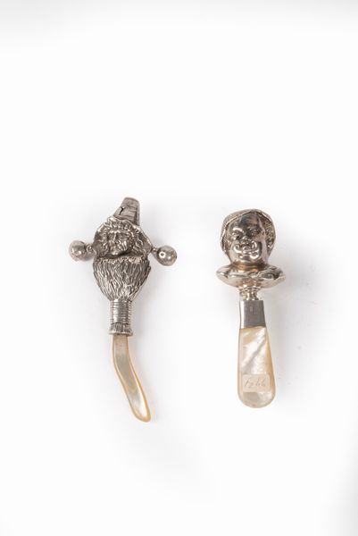 Due sonagli in argento e madreperla, Inghilterra secoli XIX - XX  - Asta Incanti d'arte - Associazione Nazionale - Case d'Asta italiane