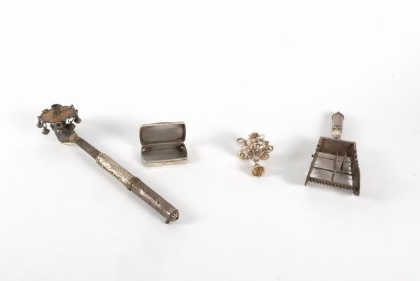 Lotto composto da tre sonagli in metallo e una scatolina in argento, secolo XX  - Asta Incanti d'arte - Associazione Nazionale - Case d'Asta italiane