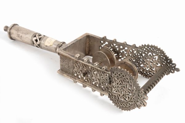 Lotto composto da tre sonagli in metallo e una scatolina in argento, secolo XX  - Asta Incanti d'arte - Associazione Nazionale - Case d'Asta italiane