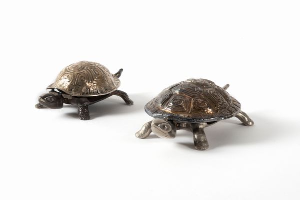 Due campanelli in metallo a forma di tartaruga, secolo XX  - Asta Incanti d'arte - Associazione Nazionale - Case d'Asta italiane