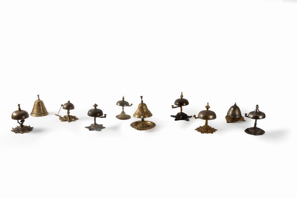 Lotto composto da dieci campanelli di servizio a pressione in bronzo e metallo, secolo XX  - Asta Incanti d'arte - Associazione Nazionale - Case d'Asta italiane