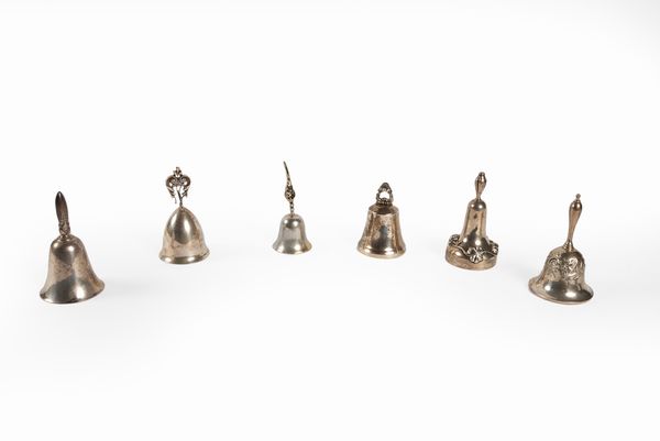 Lotto composto da sei campanelli in argento Sterling, secolo XX  - Asta Incanti d'arte - Associazione Nazionale - Case d'Asta italiane