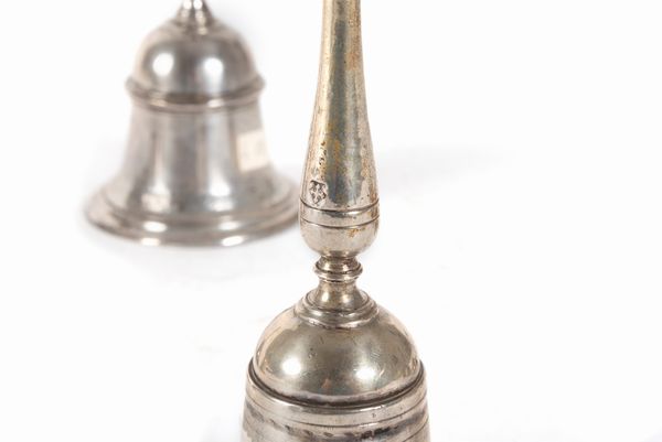 Lotto composto da cinque campanelli in argento, Italia secoli XVIII-XIX  - Asta Incanti d'arte - Associazione Nazionale - Case d'Asta italiane