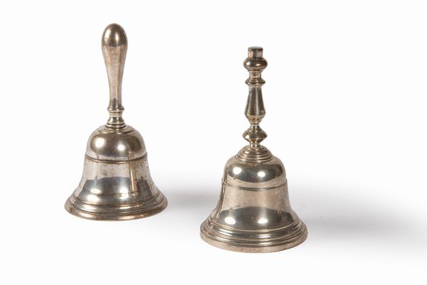 Due campanelli in argento, Londra, Inghilterra secolo XX  - Asta Incanti d'arte - Associazione Nazionale - Case d'Asta italiane