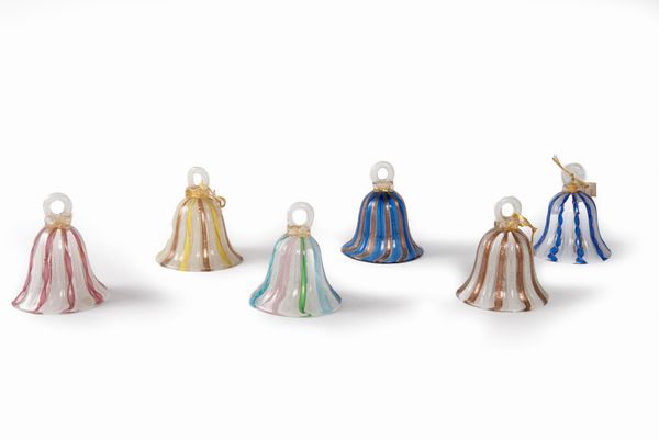 Lotto composto da sei campanelli in vetro di Murano decorati a filigrana, secolo XX  - Asta Incanti d'arte - Associazione Nazionale - Case d'Asta italiane