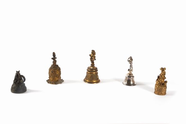 Lotto composto da cinque campanelli in bronzo dorato e argentato, secoli XIX - XX  - Asta Incanti d'arte - Associazione Nazionale - Case d'Asta italiane
