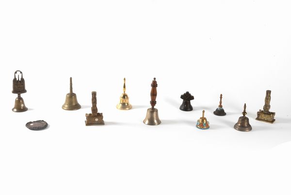 Lotto composto da dieci campanelli in bronzo e metalli vari, secolo XX  - Asta Incanti d'arte - Associazione Nazionale - Case d'Asta italiane