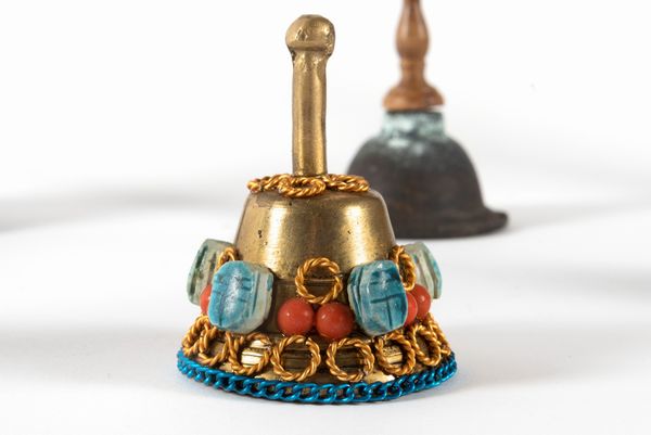 Lotto composto da dieci campanelli in bronzo e metalli vari, secolo XX  - Asta Incanti d'arte - Associazione Nazionale - Case d'Asta italiane