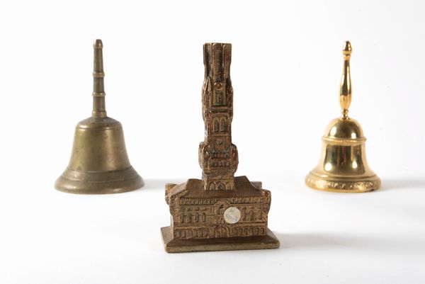 Lotto composto da dieci campanelli in bronzo e metalli vari, secolo XX  - Asta Incanti d'arte - Associazione Nazionale - Case d'Asta italiane