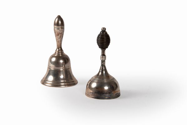 Due campanelli in argento, Birmingham, Inghilterra secolo XX  - Asta Incanti d'arte - Associazione Nazionale - Case d'Asta italiane