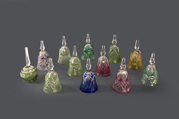 Lotto composto da dodici campanelli in cristallo colorato, secolo XX  - Asta Incanti d'arte - Associazione Nazionale - Case d'Asta italiane