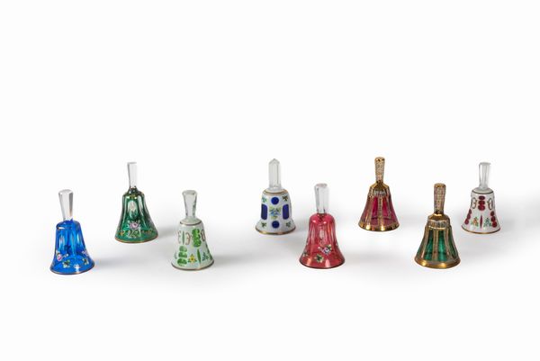 Lotto composto da otto campanelli in cristallo di Boemia, secolo XX  - Asta Incanti d'arte - Associazione Nazionale - Case d'Asta italiane