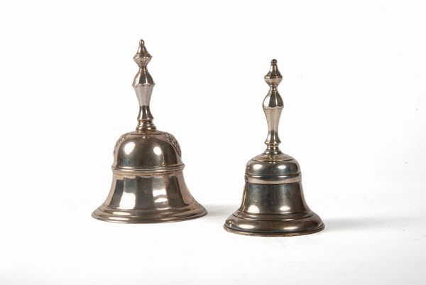 Due campanelli in argento, Londra, Inghilterra inizi secolo XX  - Asta Incanti d'arte - Associazione Nazionale - Case d'Asta italiane