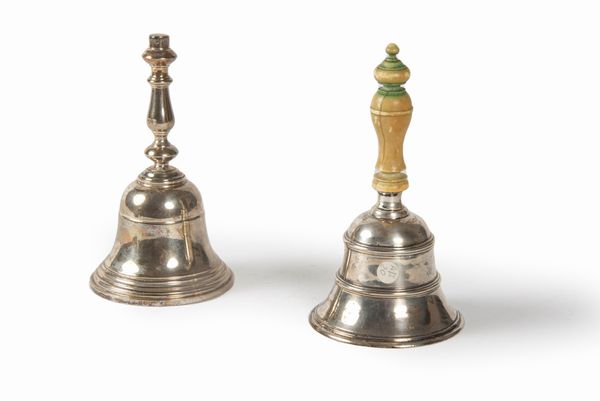 Due campanelli in argento, Londra, Inghilterra secolo XX  - Asta Incanti d'arte - Associazione Nazionale - Case d'Asta italiane