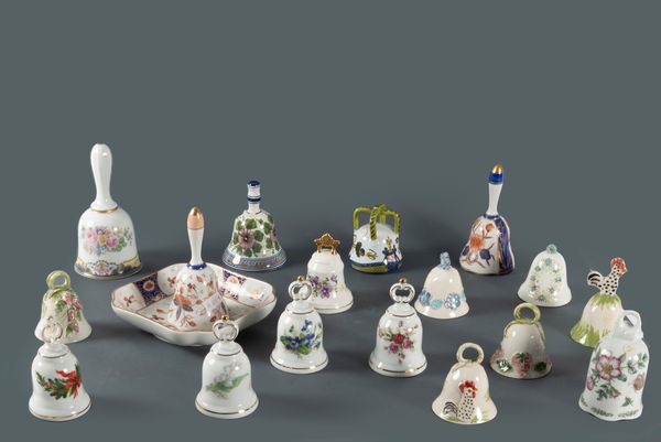 Lotto composto da diciassette campanelli in porcellana e maiolica bianca e policroma, secolo XX  - Asta Incanti d'arte - Associazione Nazionale - Case d'Asta italiane
