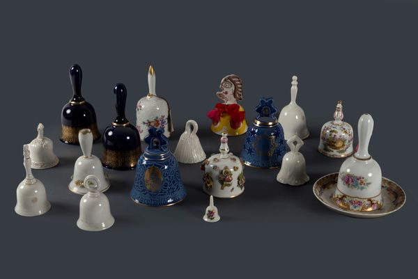 Lotto composto da diciassette campanelli in porcellana e maiolica bianca e policroma, secolo XX  - Asta Incanti d'arte - Associazione Nazionale - Case d'Asta italiane