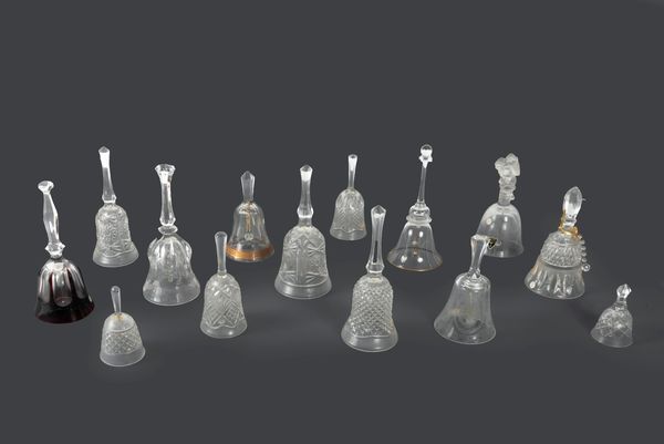 Lotto composto da quattordici campanelli in cristallo di Boemia, secolo XX  - Asta Incanti d'arte - Associazione Nazionale - Case d'Asta italiane