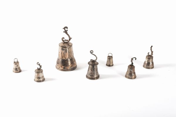 Lotto composto da sette campanelli in metallo argentato, secoli XIX-XX  - Asta Incanti d'arte - Associazione Nazionale - Case d'Asta italiane