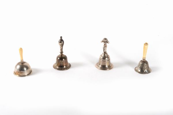 Lotto composto da quattro campanelli in argento, Inghilterra, secoli XIX-XX  - Asta Incanti d'arte - Associazione Nazionale - Case d'Asta italiane