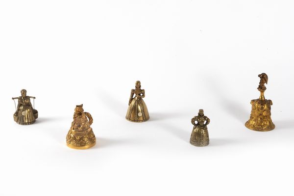 Lotto composto da cinque campanelli in bronzo, secoli XIX-XX  - Asta Incanti d'arte - Associazione Nazionale - Case d'Asta italiane