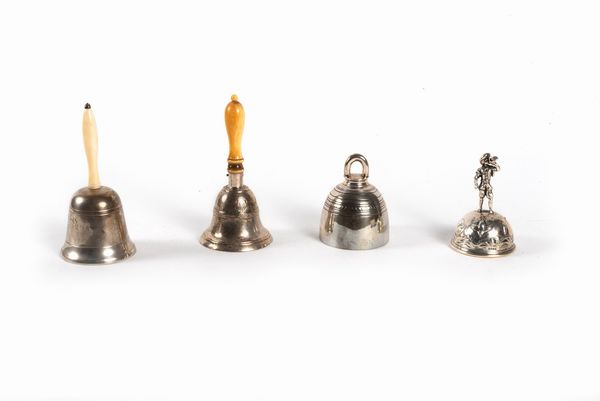 Lotto composto da quattro campanelli in argento, Londra, Inghilterra secoli XIX-XX  - Asta Incanti d'arte - Associazione Nazionale - Case d'Asta italiane