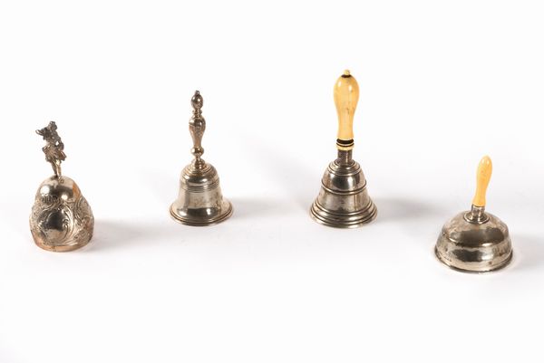 Lotto composto da quattro campanelli in argento, Londra, Inghilterra secoli XIX-XX  - Asta Incanti d'arte - Associazione Nazionale - Case d'Asta italiane