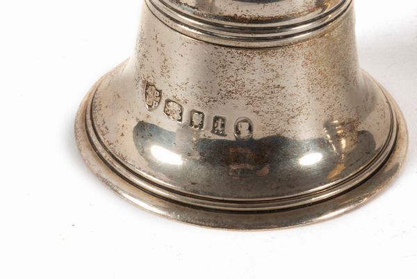 Lotto composto da quattro campanelli in argento, Londra, Inghilterra secoli XIX-XX  - Asta Incanti d'arte - Associazione Nazionale - Case d'Asta italiane