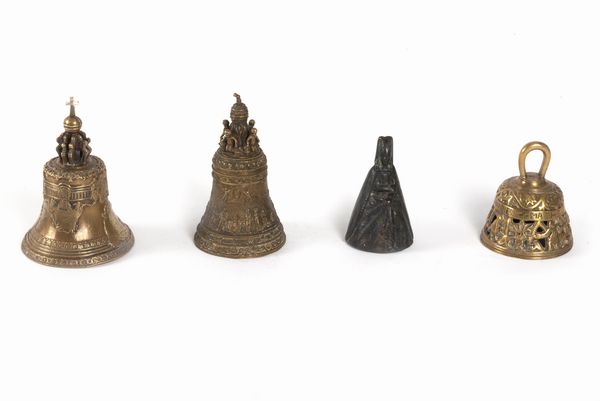 Lotto composto da quattro campanelli in bronzo, secolo XIX  - Asta Incanti d'arte - Associazione Nazionale - Case d'Asta italiane