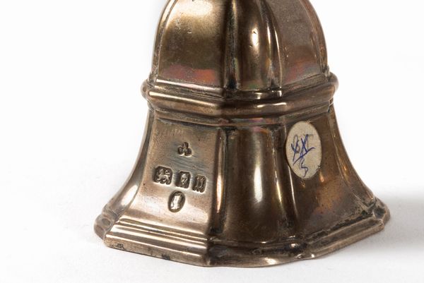 Lotto composto da cinque campanelli in argento, Inghilterra secoli XIX-XX  - Asta Incanti d'arte - Associazione Nazionale - Case d'Asta italiane