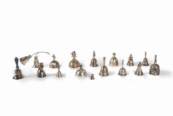 Lotto composto da sedici campanelli in argento Sterling, secoli XIX - XX  - Asta Incanti d'arte - Associazione Nazionale - Case d'Asta italiane