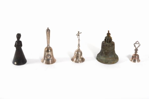 Lotto composto da cinque campanelli in bronzo e argento, secoli XIX-XX  - Asta Incanti d'arte - Associazione Nazionale - Case d'Asta italiane