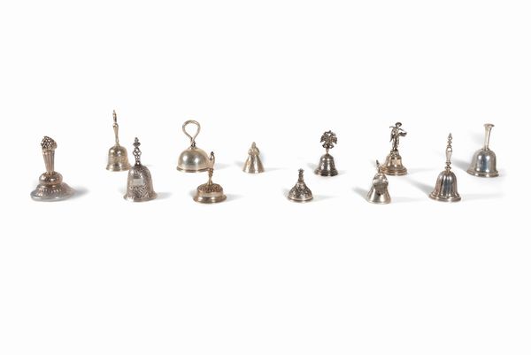 Lotto composto da dodici campanelli in argento di epoche varie  - Asta Incanti d'arte - Associazione Nazionale - Case d'Asta italiane