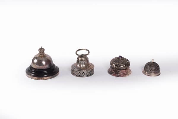 Lotto composto da quattro campanelli in argento, secoli XIX-XX  - Asta Incanti d'arte - Associazione Nazionale - Case d'Asta italiane