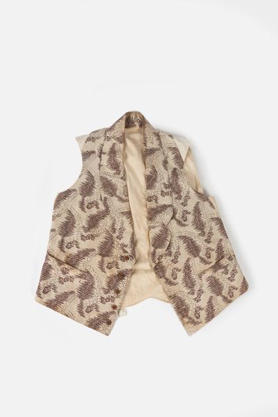 Lotto composto da due gilet in seta ricamata, secolo XVIII, e un gilet in broccato, secolo XIX  - Asta Incanti d'arte - Associazione Nazionale - Case d'Asta italiane