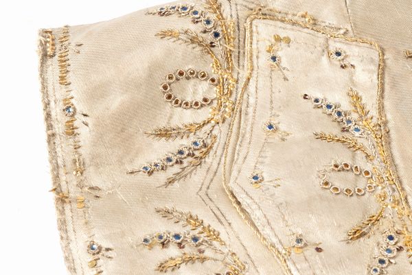 Lotto composto da due gilet in seta ricamata, secolo XVIII, e un gilet in broccato, secolo XIX  - Asta Incanti d'arte - Associazione Nazionale - Case d'Asta italiane