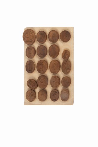 Lotto composto da 193 calchi in gesso da antichi cammei  - Asta Incanti d'arte - Associazione Nazionale - Case d'Asta italiane