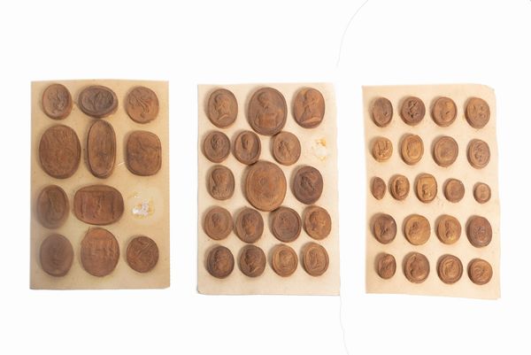Lotto composto da 193 calchi in gesso da antichi cammei  - Asta Incanti d'arte - Associazione Nazionale - Case d'Asta italiane