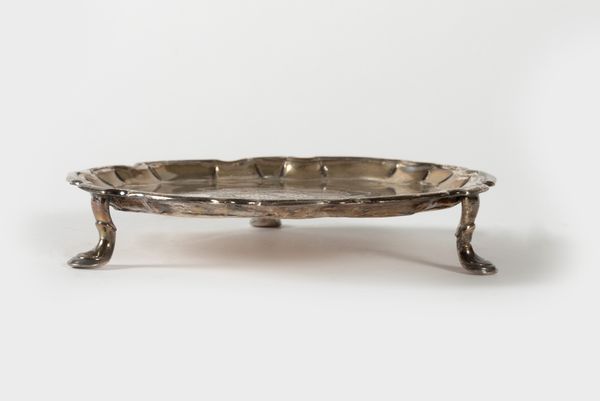 Piattino Salver in argento, con stemma inciso, Londra, Inghilterra, secolo XVIII  - Asta Incanti d'arte - Associazione Nazionale - Case d'Asta italiane