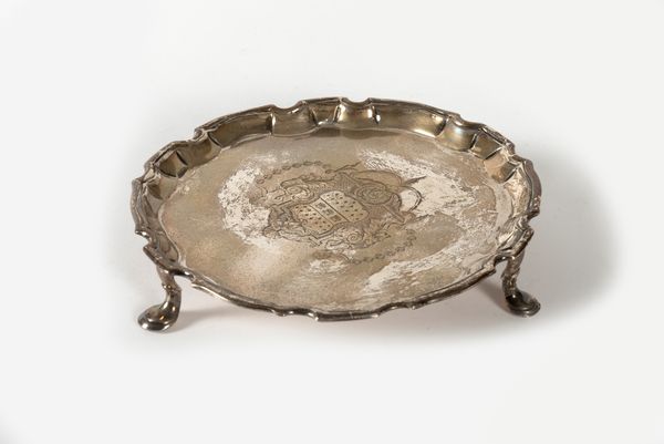 Piattino Salver in argento, con stemma inciso, Londra, Inghilterra, secolo XVIII  - Asta Incanti d'arte - Associazione Nazionale - Case d'Asta italiane