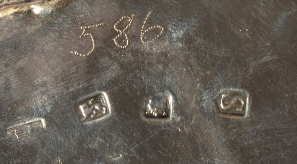 Piattino Salver in argento, con stemma inciso, Londra, Inghilterra, secolo XVIII  - Asta Incanti d'arte - Associazione Nazionale - Case d'Asta italiane