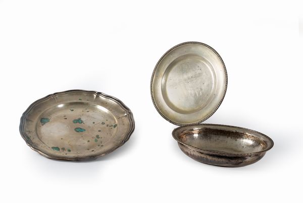 Lotto composto da due piatti e un centrotavola in argento, secolo XX  - Asta Incanti d'arte - Associazione Nazionale - Case d'Asta italiane